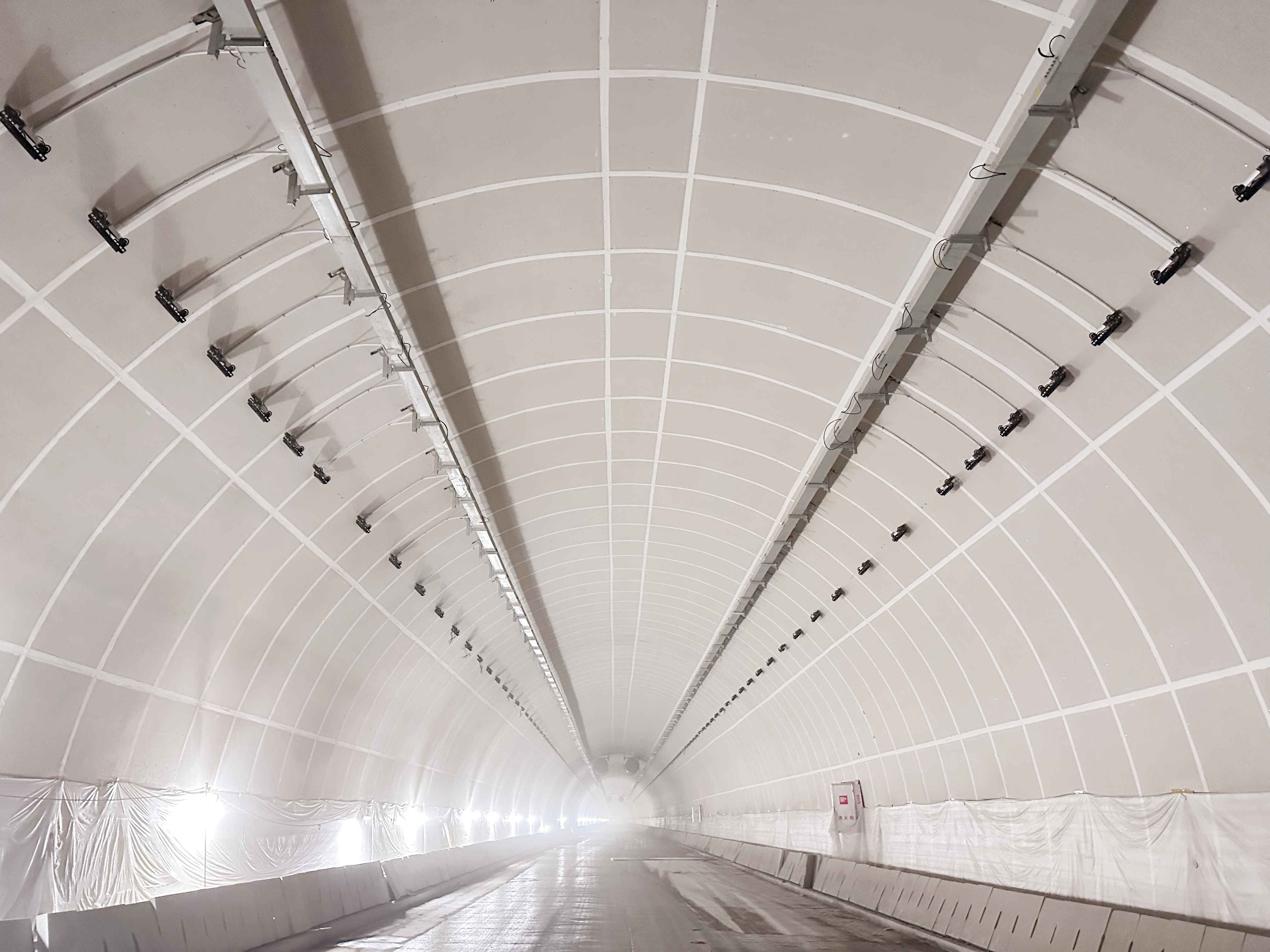 精河至伊宁公路北天山特长隧道右线贯通